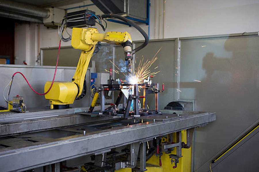 Robotyske welding masine ynstallearre yn nij fabryk.